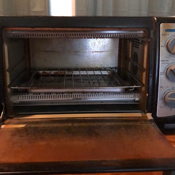 Black and Decker Toaster Oven - Picture 2 of 3
